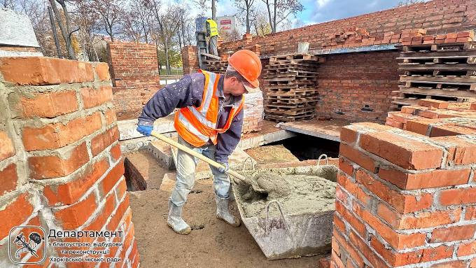 У Харкові відновлюють будинок на Ахієзерів, пошкоджений під час обстрілів